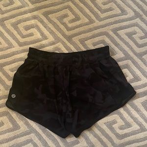 Lululemon Hotty Hot 2.5 Inch Shorts (black camo, size 6)